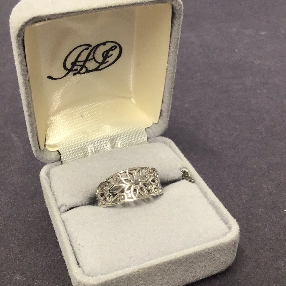 Elegant Silver Filigree Ring